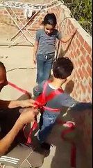 فيديو- أب يخاطر بحياة إبنه من أجل فتح باب الشقة ! - مزدوج دوت كوم - MozdWj