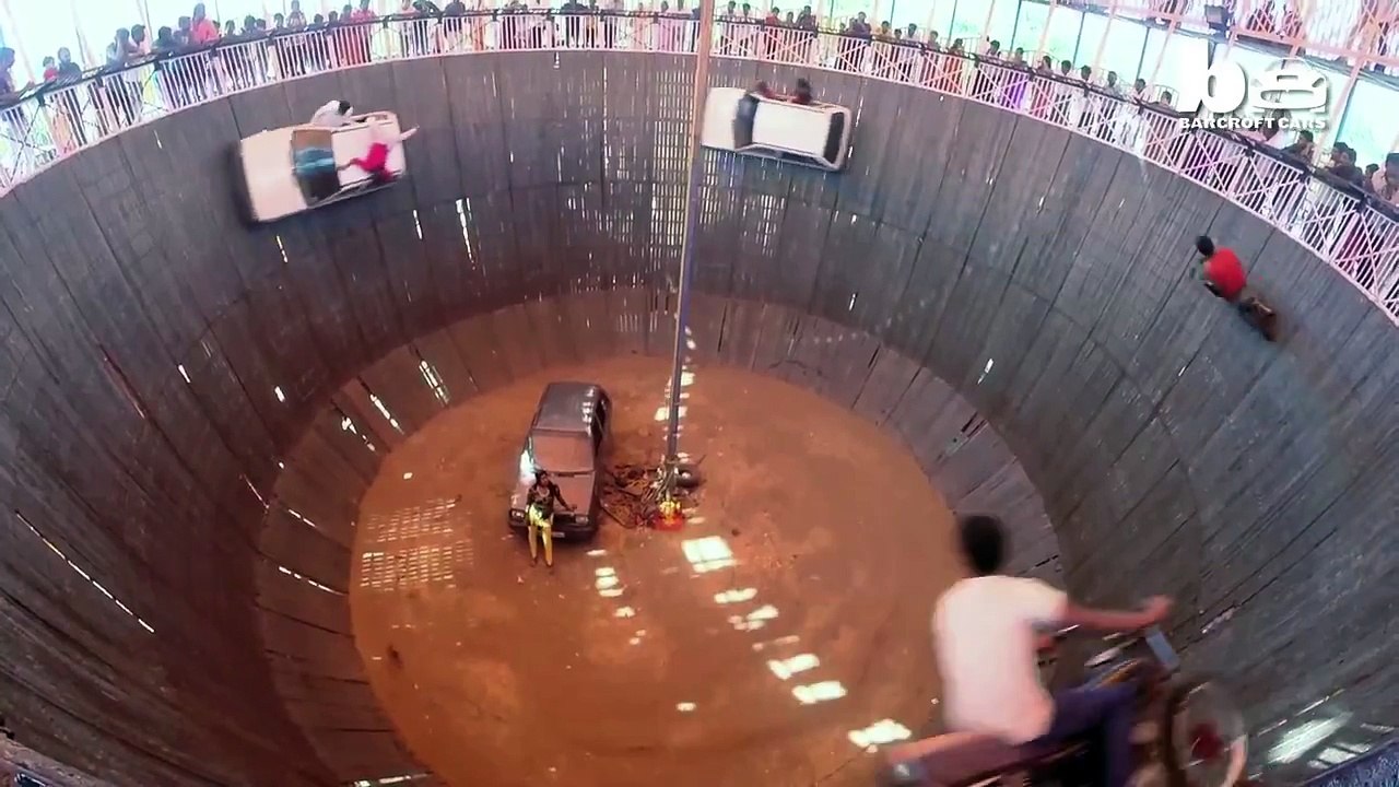 1Vehicles_Ride_At_High_Speed_On_Walls_In_The_Well_Of_Death-1