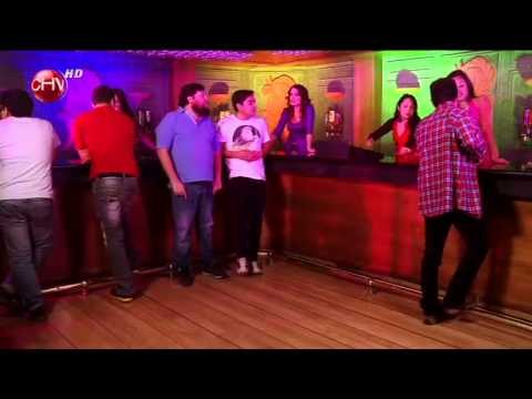 Los Irrespetuosos son expulsados de un café con piernas