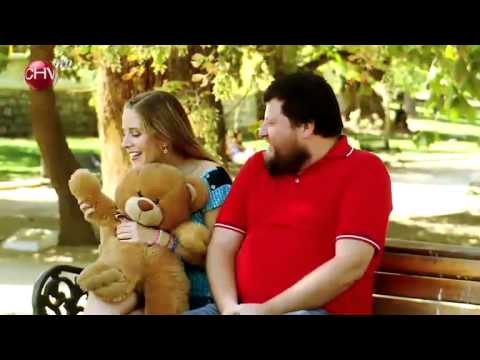 Rodrigo Salinas le regala un osito de peluche a Alison Mandel