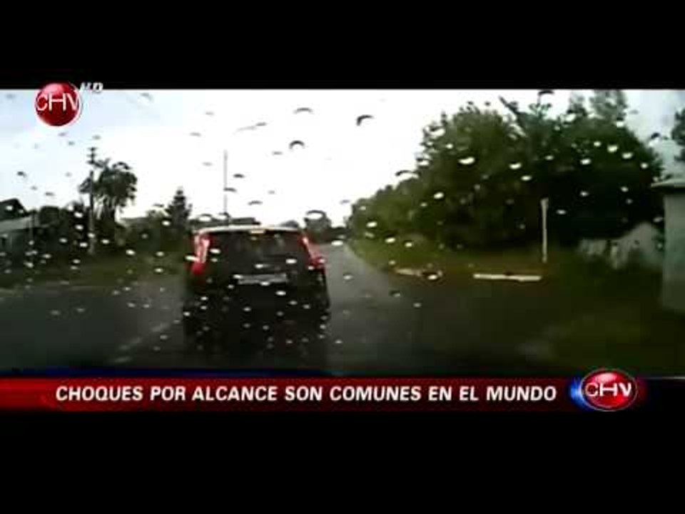 Motociclista casi graba su propio choque en medio de autopista - CHV Noticias
