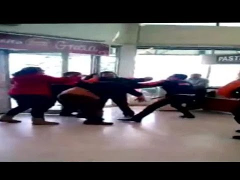 Registran violenta pelea entre pareja y cinco guardias de supermercado - CHV Noticias