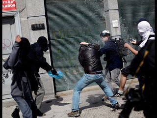 Periodista de CHV recibió botellazo y fue rociado con combustible