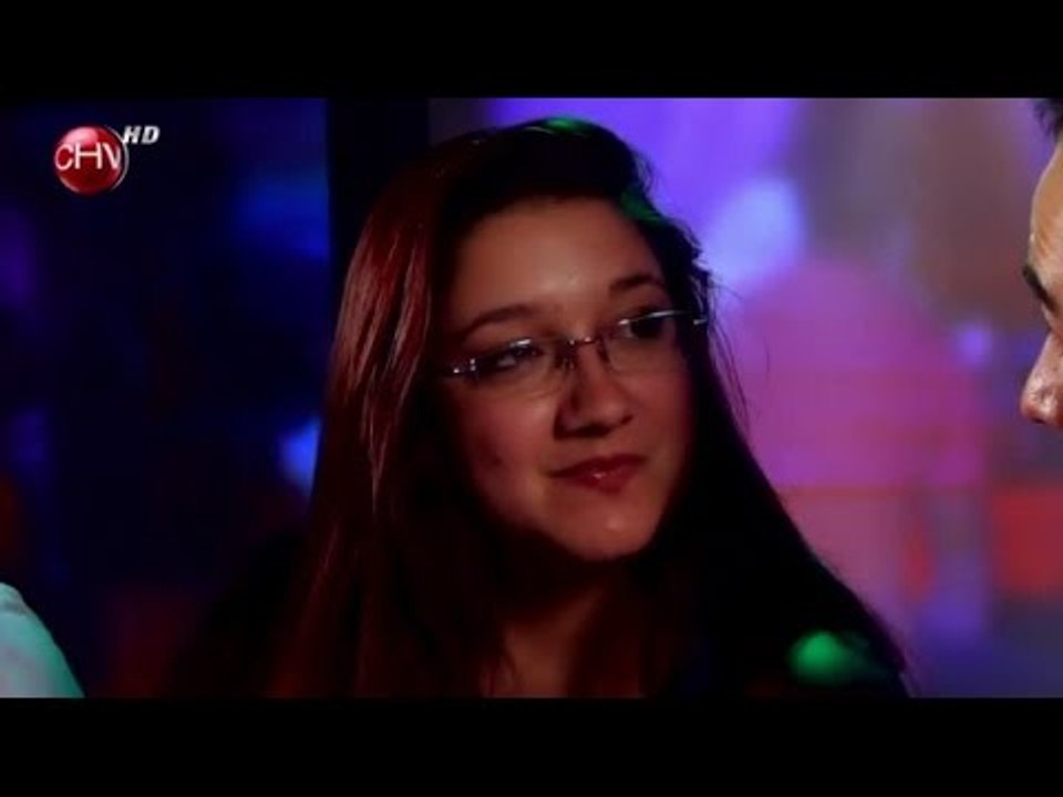 Participante le arroja vaso a su novio al ver cómo se comportaba con la 'bailarina' - Manos Al Fuego