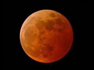 Miles de chilenos pudieron ver esta madrugada el eclipse de la "luna de sangre"