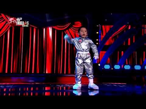 El pequeño humorista Joaquín Aguilar llegó vestido de astronauta - SUPERESTRELLAS