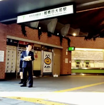 Fmr. Japanese prime minister receives little attention at subway station