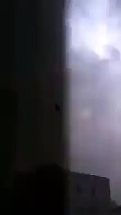 مکہ کی فضاوں میں اڑتے سیاہ گھوڑے نے تہلکہ مچا دیا۔