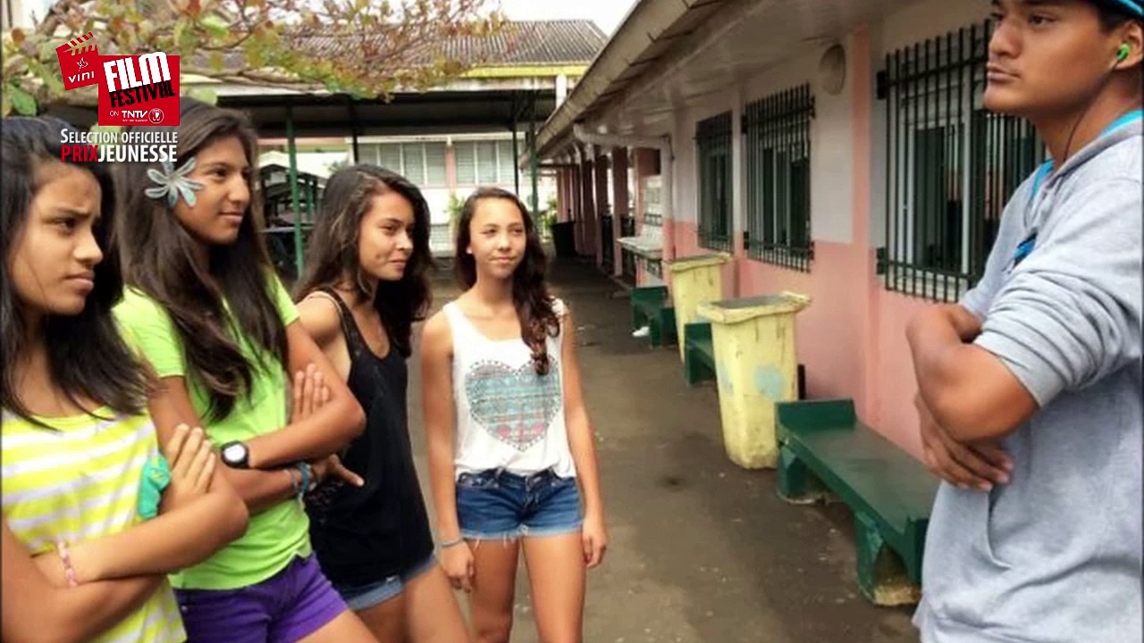 La guerre des bancs de la classe de 3ème 2 (groupe B). Collège public de Taravao