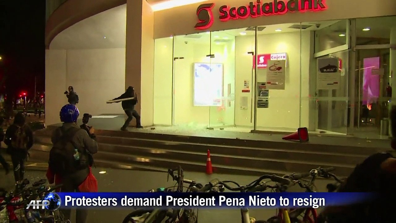 Protest over 43 missing Mexicans erupts in violence