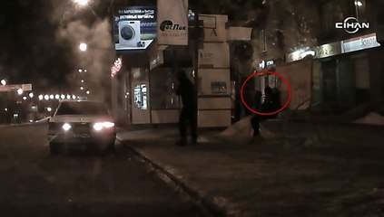 Durakta Beklerken Soğuktan Bayılan Kadın