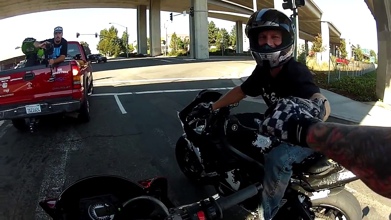 Motoru Yerden Kesen Çılgın Motorcu - Araba Tutkum