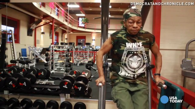 Cette mamie peut soulever plus de poids que toi! Grand mère bodybuilding!