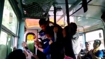 En Inde deux soeurs ripostent face à leurs agresseurs dans un bus