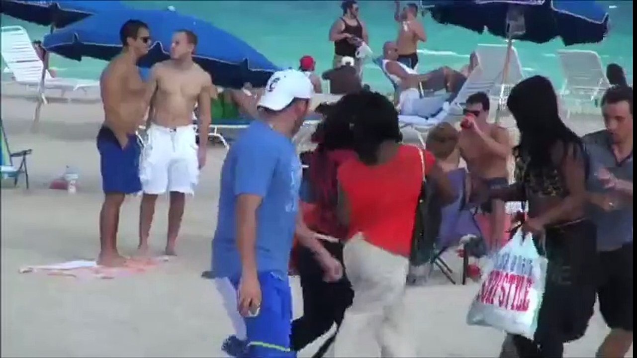 Caméra Cachée : Poursuivi par un serpent sur la plage.