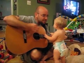 Quand Papa prend la guitare il révèle une future rock star