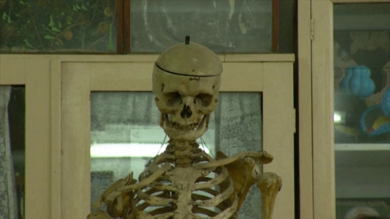 50 ans après sa mort, l'instituteur est encore dans sa classe, en squelette