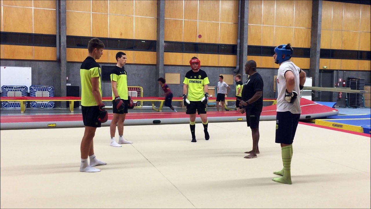 Les gardiens du centre de formation du FC Nantes s'entraînent à la boxe