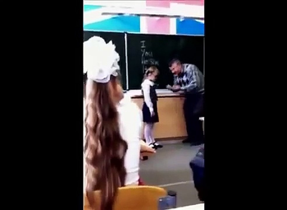 Fetiţă ABUZATĂ şi FĂCUTĂ DE RÂS în faţa clasei de PROFESOR. Reacţia micuţei, DEMENŢIALĂ!