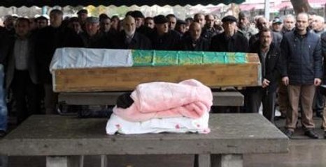 Acılı Baba, 5 Aylık Kızını Musalla Taşına Bıraktı