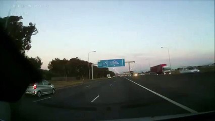 Vidéo choc : un conducteur éjecté de sa voiture cabriolet