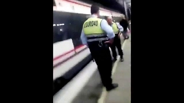 Il simule (lamentablement) une agression des agents de sécurité de la gare