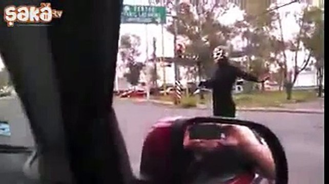 Trafikte Yapılan Müthiş Dövüş Gösterisi