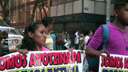Al grito "Fuera Peña" marchan en México por los 43 jóvenes desaparecidos