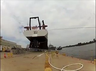 behri jahaz pani main jatay huway.