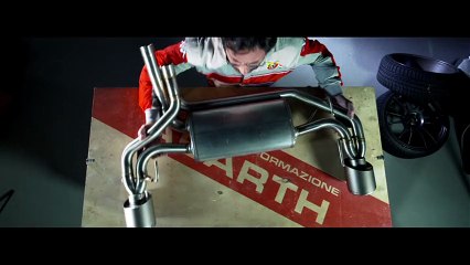 La plus ultime des Abarth, la 695 Biposto, s’exerce sur piste humide