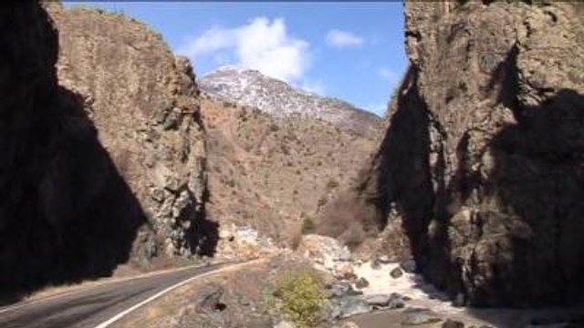 Artvin-Şavşat Karayolunun Heyelan Nedeniyle Kapanması (2)