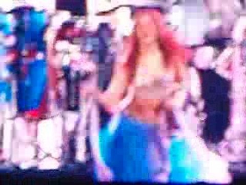 SHAKIRA HIPS DON'T LIE (2) PARIS 16/02/07