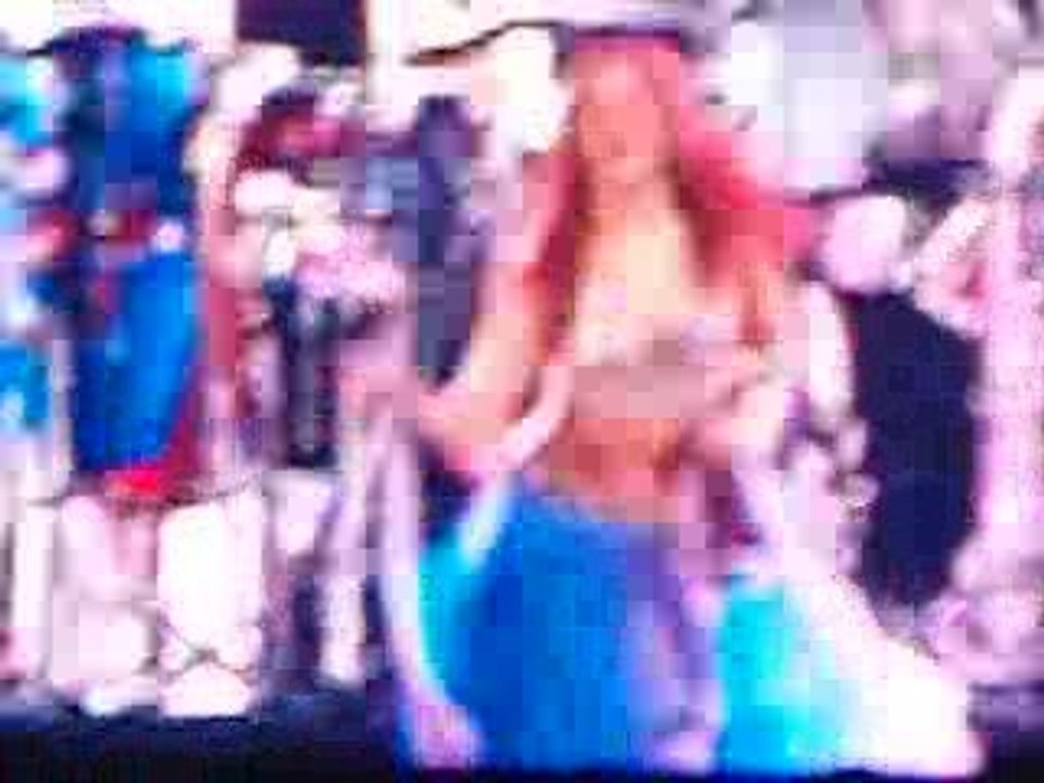 SHAKIRA "HIPS DON'T LIE" (2) PARIS 16/02/07