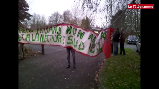 Lannion. Des agriculteurs en colère bloquent l'accès au conseil communautaire