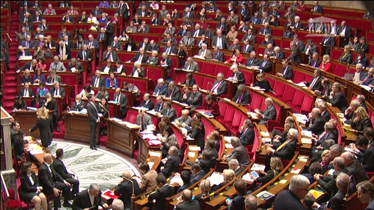 Valls dénonce les provocations des dirigeants du patronat