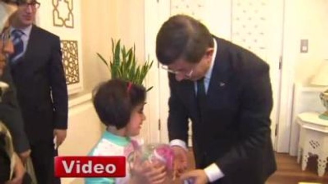 Davutoğlu'ndan Görme Engelli Miniğe İlginç Teklif