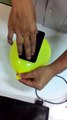 Une astuce simple pour créer une coque de téléphone avec un ballon de baudruche.