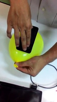 Une astuce simple pour créer une coque de téléphone avec un ballon de baudruche.