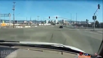 Une nissan GTR lancée a pleine vitesse poursuivie par la police (peine perdue)