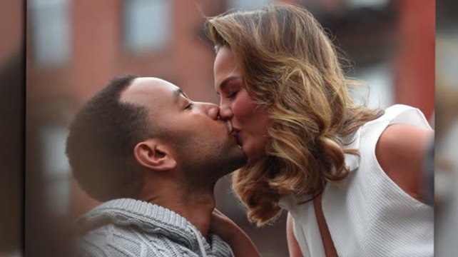 John Legend und Chrissy Teigen kommen sich am Set in New York nah