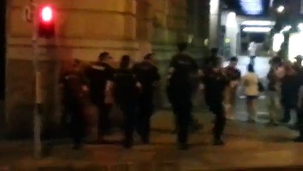 Un groupe de policiers dansent dans la rue