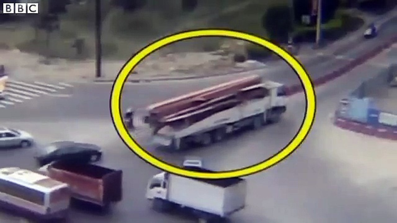 Un « sinkhole » engloutit une voiture sur une route de Chine