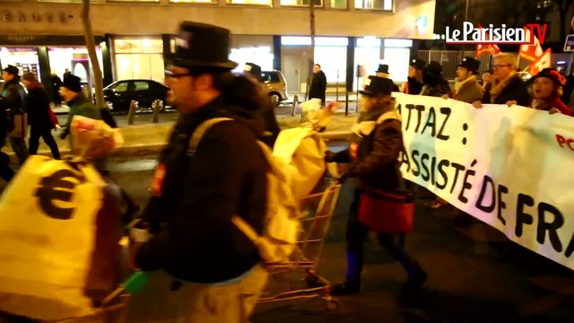 Des militants du PCF manifestent en riposte au MEDEF