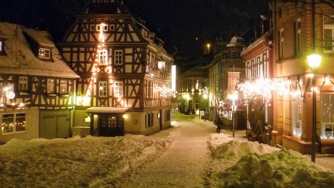 Markt und Straßen stehn verlassen ...