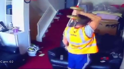 Ils laissent une caméra pour surveiller l'ouvrier qui travaille chez eux, il s'avère moyennement professionnel !