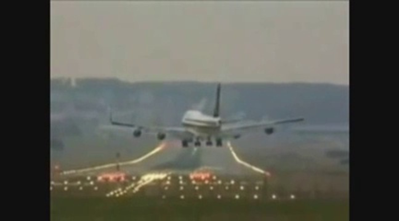 plane stuggle to land