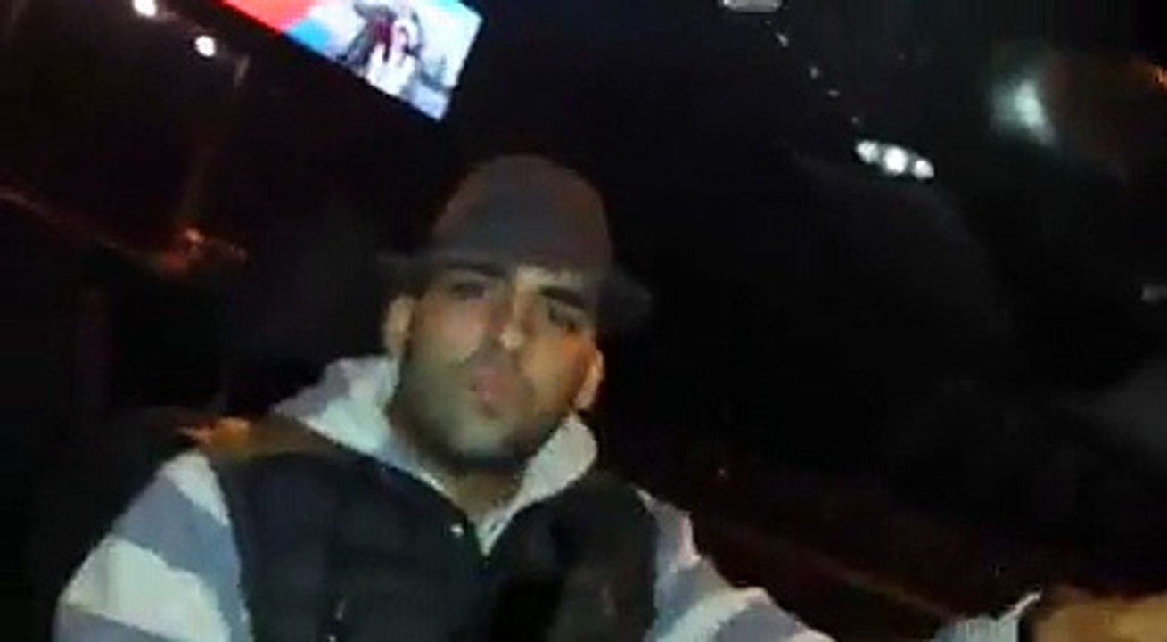 Après Serge le Lama dans le tram, voici le mouton qui fait une vire´e en voiture !