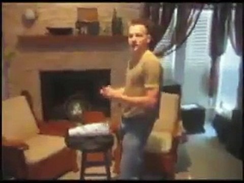 Ce mec se prend pour un magicien et se plante avec un couteau !