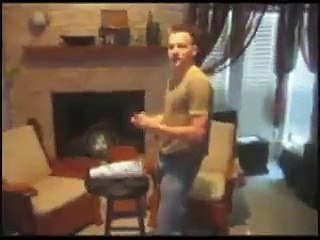 Ce mec se prend pour un magicien et se plante avec un couteau !