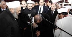 Cumhurbaşkanı Erdoğan, Emin Saraç Hocanın Elini Öptü